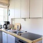 Gemuetliche Friesenhaushaelfte Unter Reet Ueber 3 Etagen Mit Ca. 90 Qm.