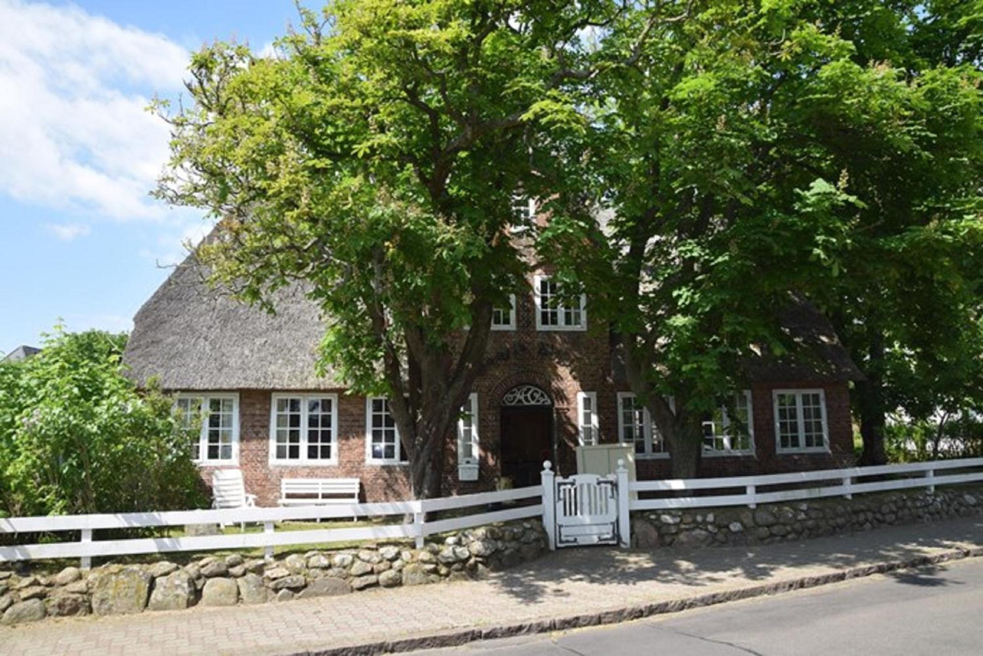 Gemuetliche Friesenhaushaelfte Unter Reet Ueber 3 Etagen Mit Ca. 90 Qm. Holiday home