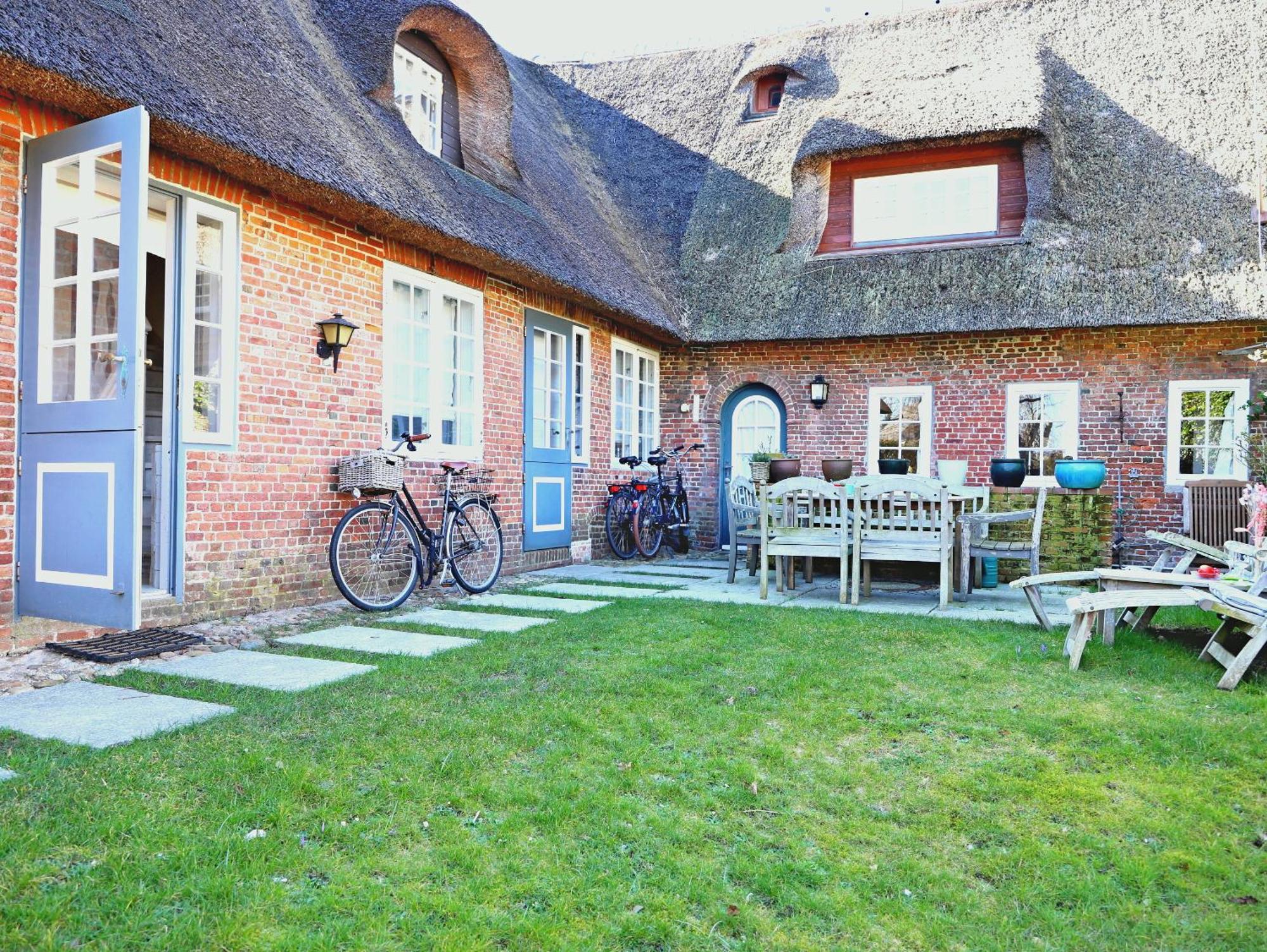 Holiday home Gemuetliche Friesenhaushaelfte Unter Reet Ueber 3 Etagen Mit Ca. 90 Qm. *